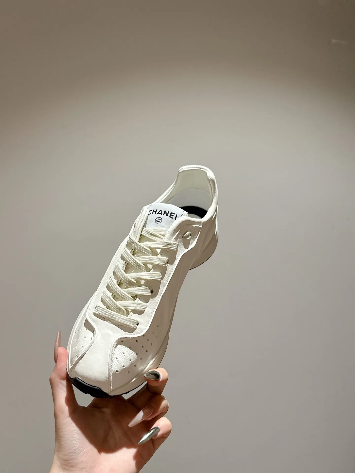 👟👟Ex-factory price 600👟👟 CHANEL Chanel classic sneakers, super internet celebrity series! There are so many Internet celebrities on their feet, and the counter is super popular〰️〰️ The world of Chanel has always been a dream for girls, the simple partition design is a super interpretation of multiple texture effects, the most eye-catching LOGO double C is also my favorite, no matter how you match it on your feet, the effect is completely amazing✔✔✔I must recommend you to buy this one⚡️⚡️Bangladesh environmentally friendly leather upper, original private model TPU outsole The color details are all compared 🆚 at the counter! Perfect presentation with zero color difference ❥ ❥ Every detail is beyond the genuine level! There is no pressure in and out of the counter☑️Number of yards: 35-40